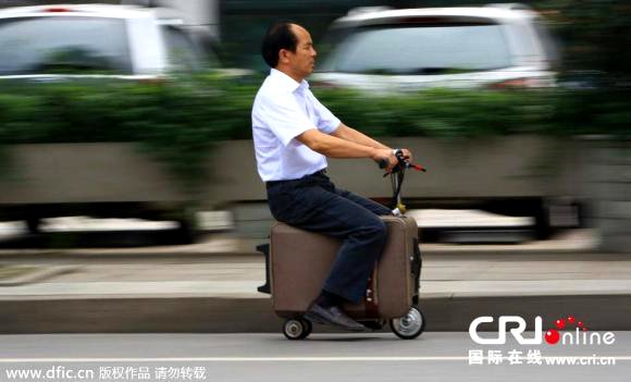 This Chinese Suitcase-Scooter Invention Needs to be a Thing Like NOW!