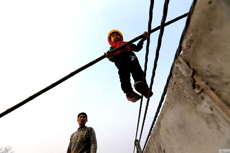 Chinese Dad Finds Unique Solution to Make His 5-Year-Old Son More Badass