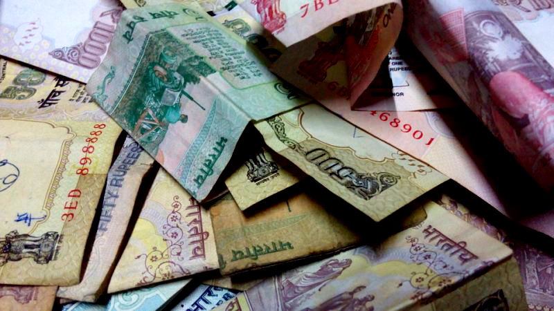 India in Chaos as Citizens Scramble to Deposit Discontinued Banknotes