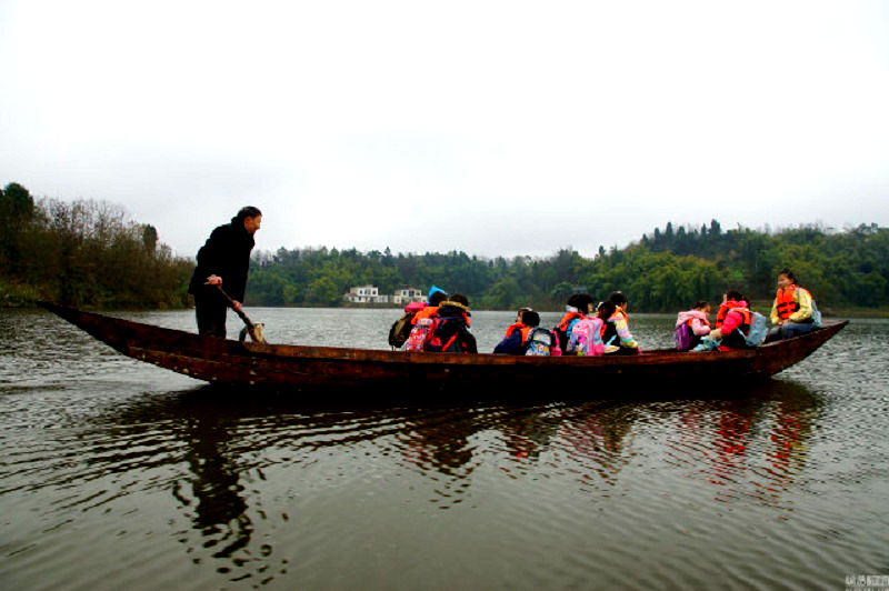 Chinese Teacher Has Been Ferrying His Kids to School For the Last 10 Years