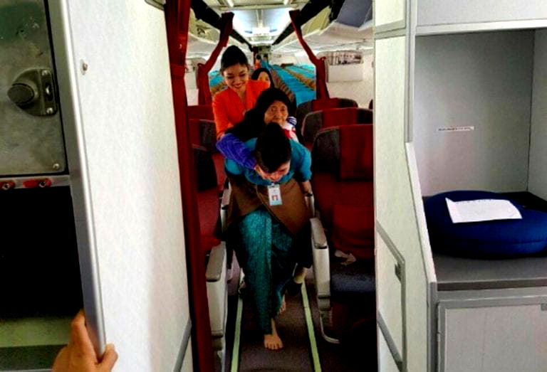 Indonesian Stewardess Awarded For Carrying Elderly Passenger on Her Back Barefoot