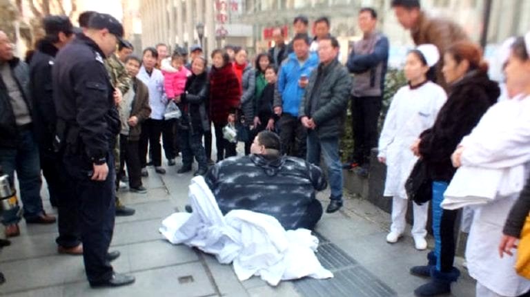 Morbidly Obese Chinese Man Needs 16 Workers to Help Him After Falling on the Sidewalk
