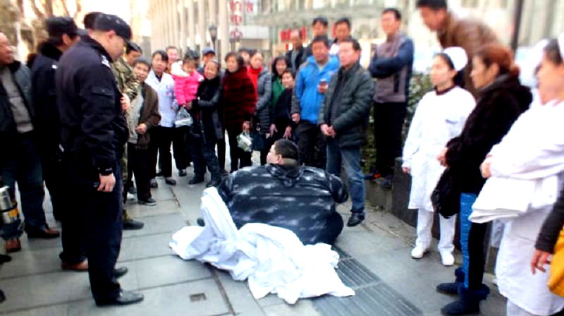 Morbidly Obese Chinese Man Needs 16 Workers to Help Him After Falling on the Sidewalk