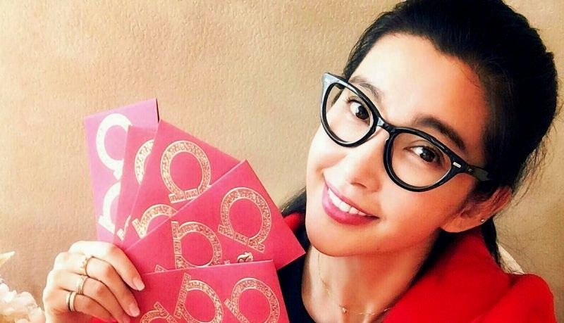Chinese Actress Li Bingbing Surprises Staff on Their First Day Back From Chinese New Year