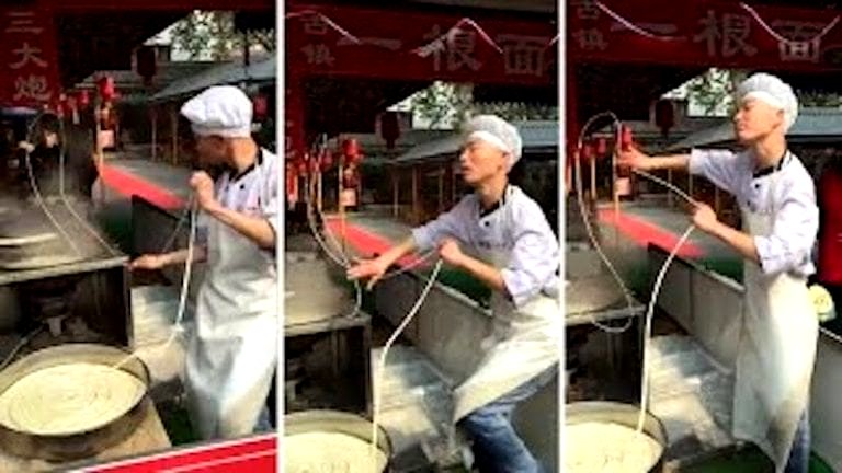 Chinese Noodle Vendor Finds Unique Way to Draw More Customers, Succeeds Spectacularly