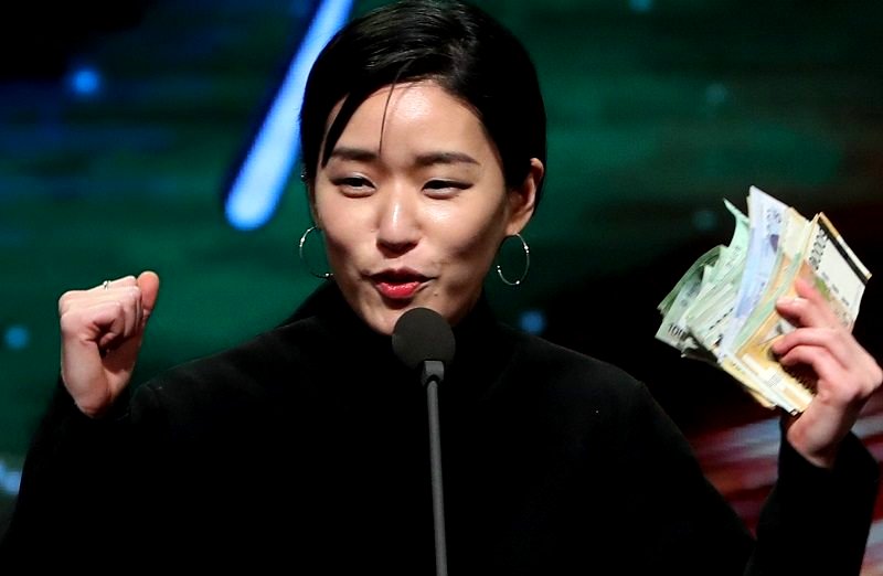 South Korean Artist Auctions Her Trophy During Awards Show Because She’s Broke