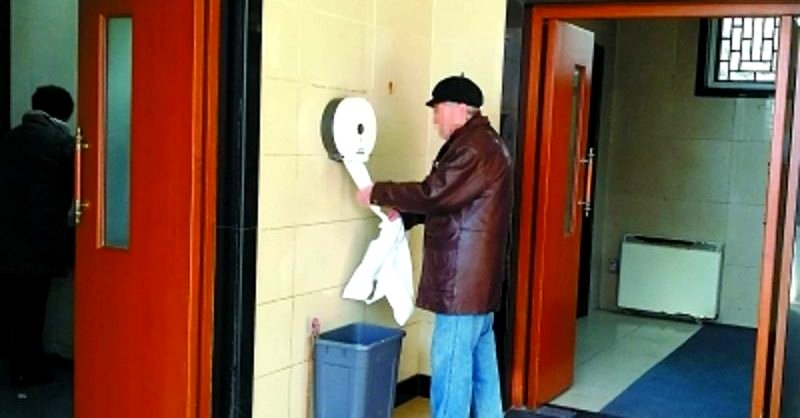 Senior Citizens Caught Stealing Toilet Paper From Popular Chinese Temple