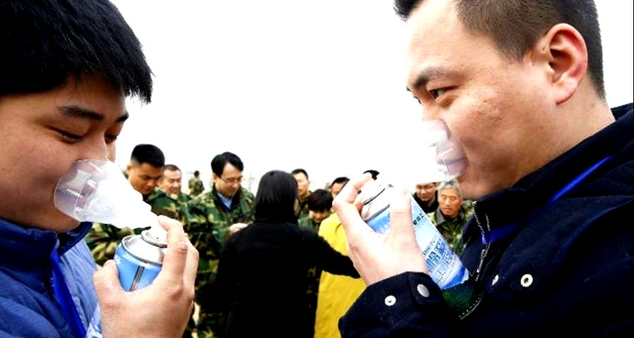 $3 Cans of Fresh Mountain Air Now Sold in Chinese Town