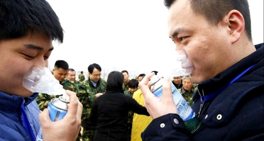 $3 Cans of Fresh Mountain Air Now Sold in Chinese Town