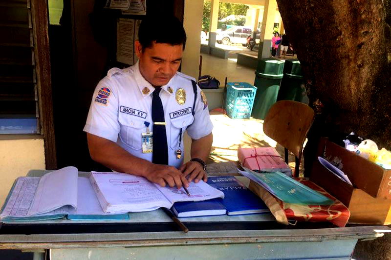 38-Year-Old Man Graduates From the Same College He Guarded for 17 Years in the Philippines