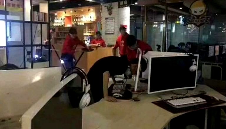 Chinese Gamer Smashes Head Through a Computer Screen After League of Legends Defeat