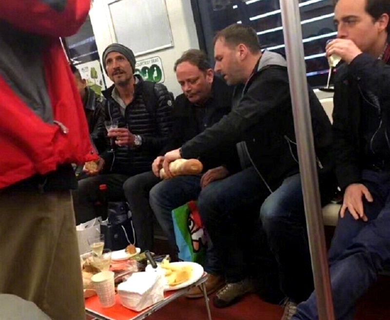 Foreigners Write Letter of Apology After Having Feast on Shanghai Metro