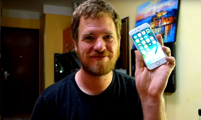 Man Builds His Own iPhone From Recycled Parts He Found in China