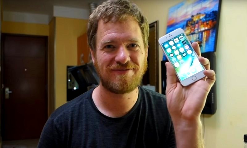 Man Builds His Own iPhone From Recycled Parts He Found in China