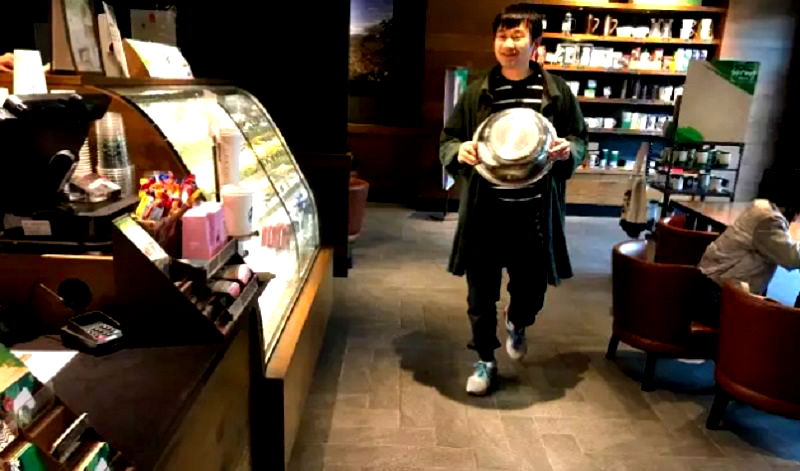 Man Trolls Starbucks in China After They Offer Discounts to Customers Who Bring Their Own Cups