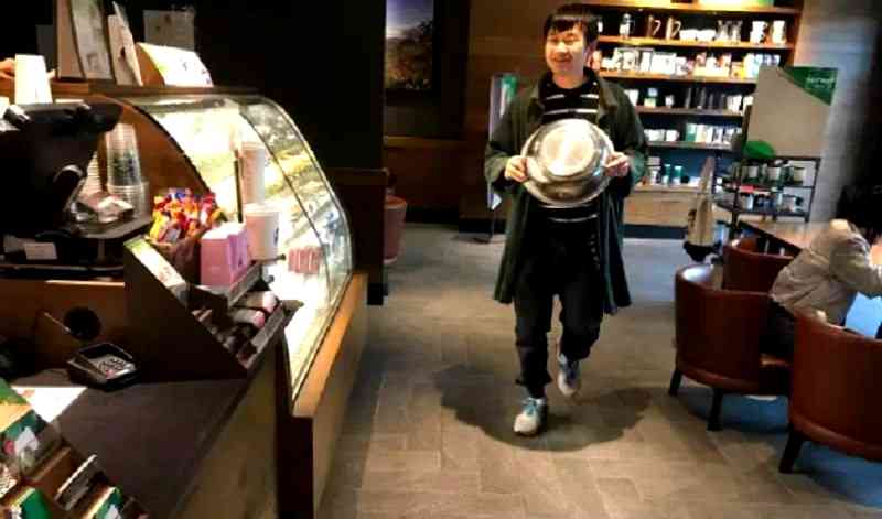 Man Trolls Starbucks in China After They Offer Discounts to Customers Who Bring Their Own Cups