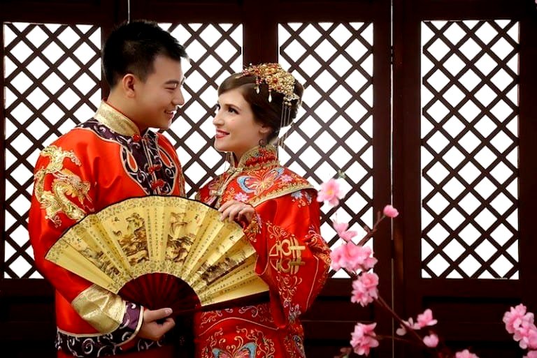 25 Stunning Photos of Western Women and Asian Men Who Got Married