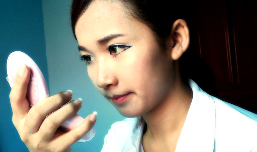 Chinese Students are Now Getting Plastic Surgery to Ace Job Interviews