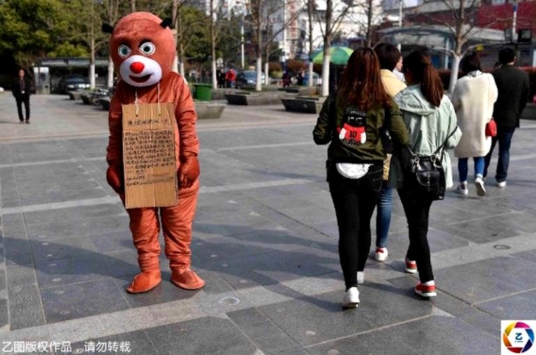 Chinese Dad Raises $26,000 Selling Bear Hugs for Son’s Cancer Treatment