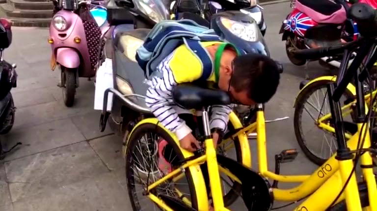 Chinese Boy Cracks Bike Lock in Under 60 Seconds Just By Listening