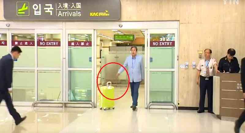 Korean Politician Angers Netizens With the Most Arrogant Luggage Pass of All Time