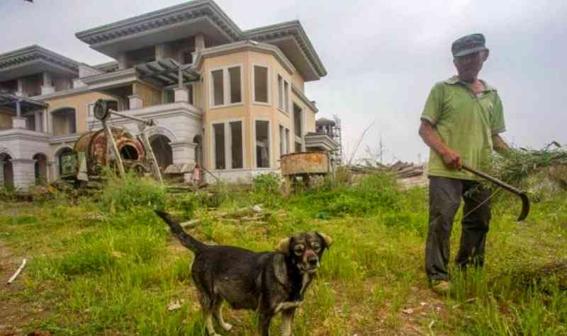 Man and His Dog Get Paid $261 a Month to Guard Abandoned Luxury Apartments in China