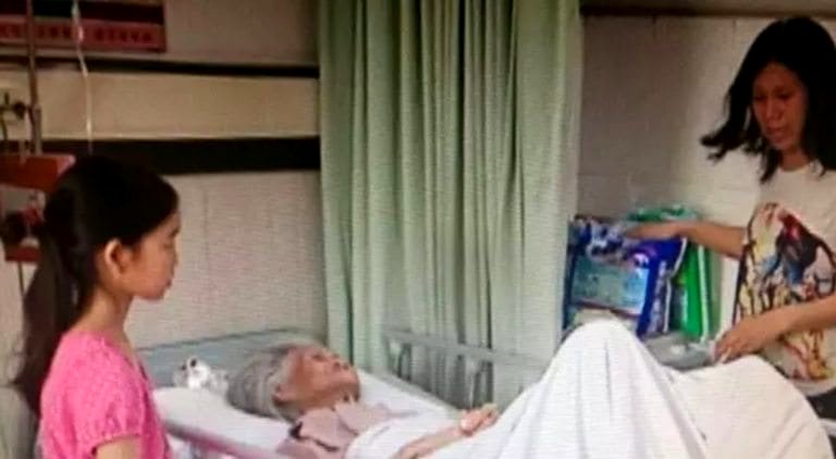 Bedridden Grandma in China Abandoned by Her Kids, Kind Neighbors Step in to Help