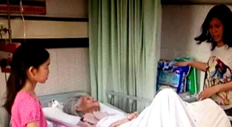 Bedridden Grandma in China Abandoned by Her Kids, Kind Neighbors Step in to Help