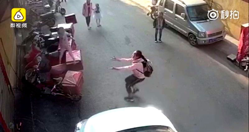 Netizens Hail Girl as a Hero for Trying to Catch Toddler Falling From a Building in China