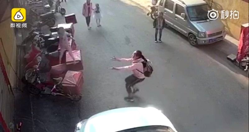 Netizens Hail Girl as a Hero for Trying to Catch Toddler Falling From a Building in China