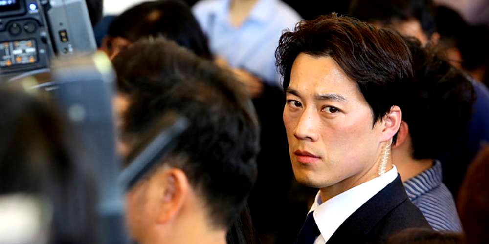 South Korea President’s Hot Bodyguard is Making the Internet Thirsty AF