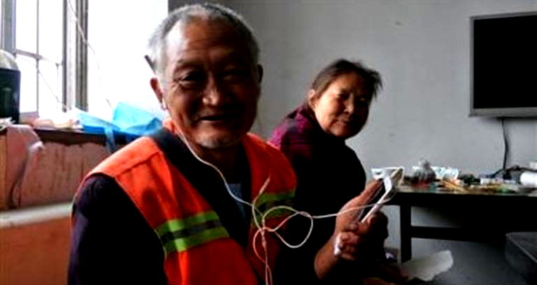 Chinese Students Campaign to Buy New Phone for Elderly Campus Worker