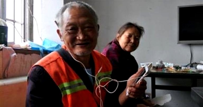 Chinese Students Campaign to Buy New Phone for Elderly Campus Worker
