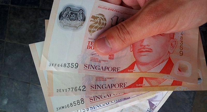 Chinese Couple Accidentally Gets Extra $10,000 in Singapore, Does What We’d Expect