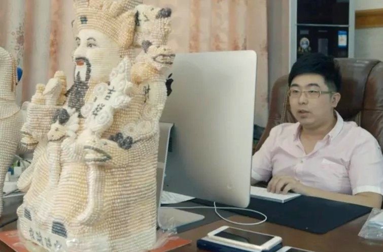 Chinese Man Has Made $4.4 Million Harvesting Pearls, But For a Surprising Reason