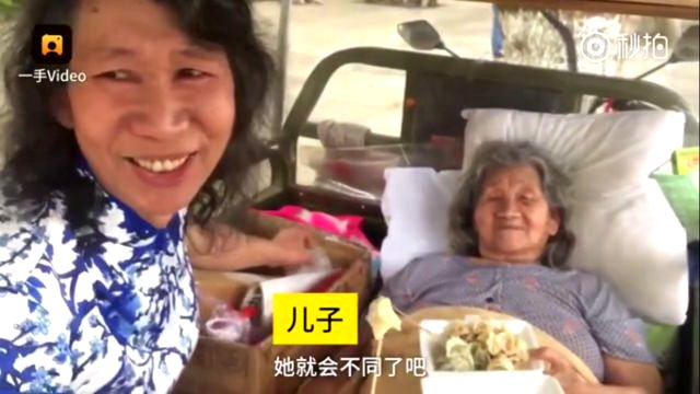 World’s Best Son Dresses Up As His Late Sister To Help His Grieving Mother in China