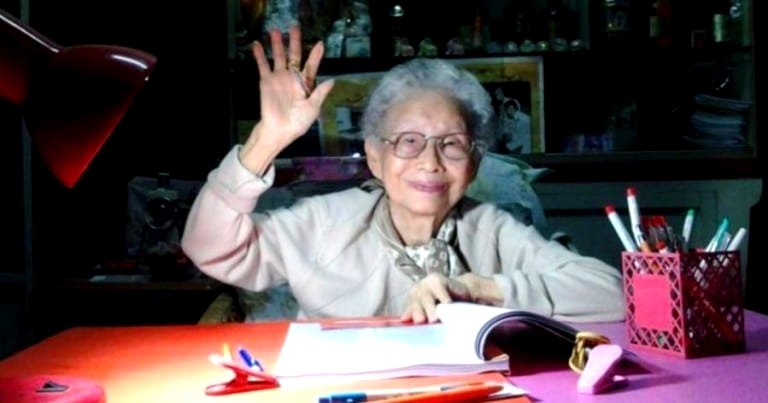 91-Year-Old Thai Granny Achieves Lifelong Dream of Graduating College