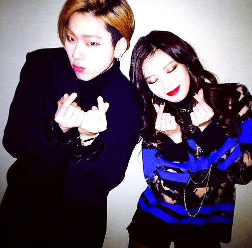 hyuna-zico-finger-heart