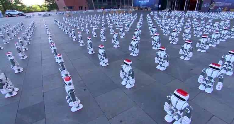 1,069 Dancing Robots Set New Guinness World Record in China