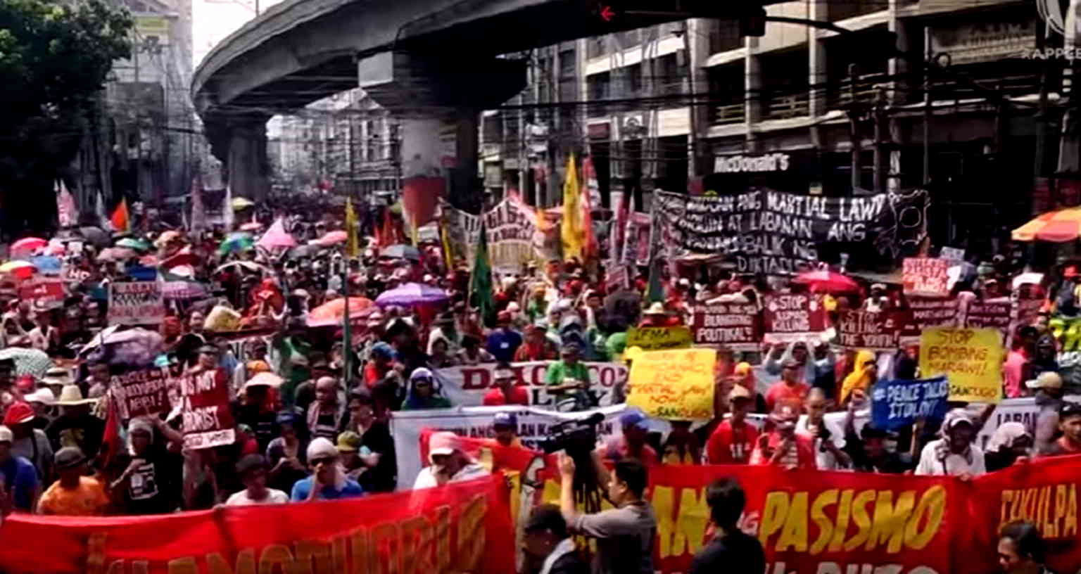 Thousands of Filipinos Protest Against ‘Emerging Dictator’ President Duterte