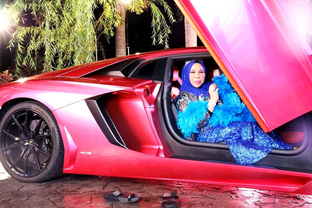 Showbiz) Uproar as Datuk Seri Vida 'bathes' in money for new music video