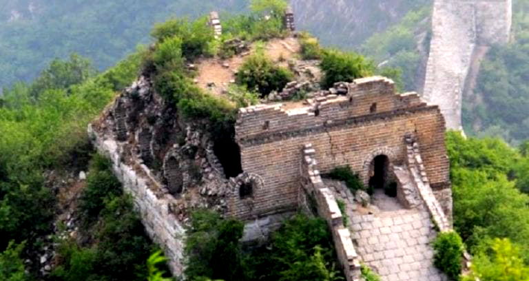 Family Gets Trapped on Steep Section of China’s Great Wall For 13 Hours Before Rescue