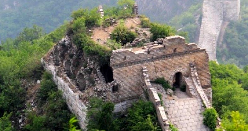 Family Gets Trapped on Steep Section of China’s Great Wall For 13 Hours Before Rescue