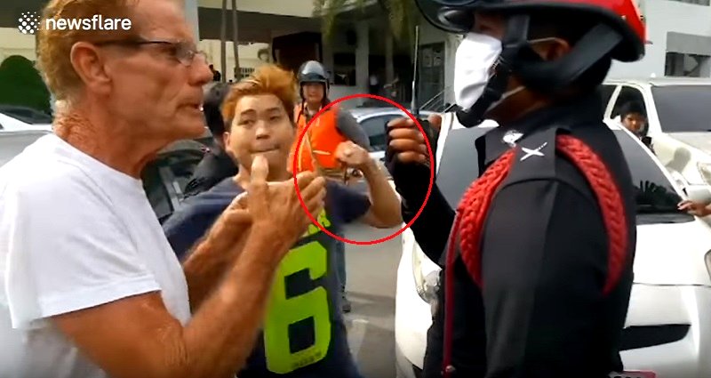 Elderly Man Assaulted on Video After Hitting Man’s Car With Machete in Thailand