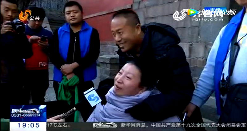 Chinese Man Carrying Disabled Wife to Top of Mountain is Relationship Goals
