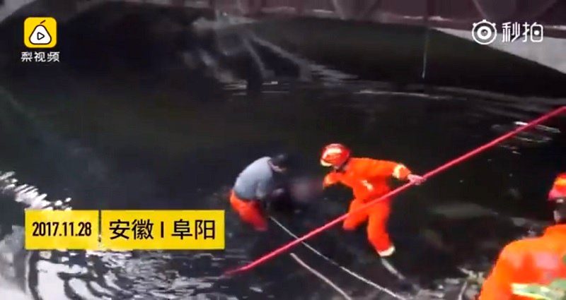 Chinese Woman Attempts Suicide, Puffy Jacket Saves Her From Drowning