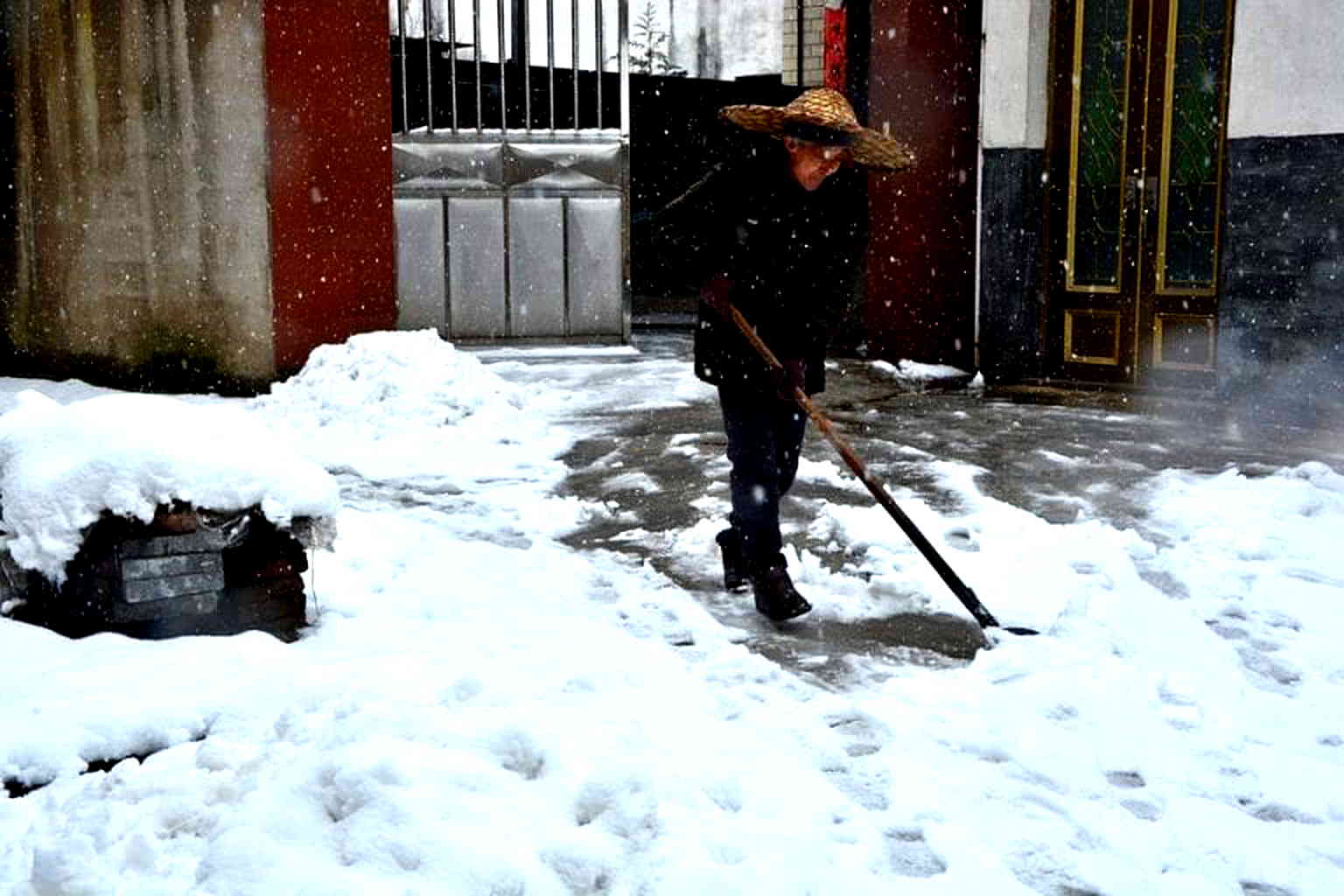 China Bans Coal Burning, Forcing Many to Freeze This Winter