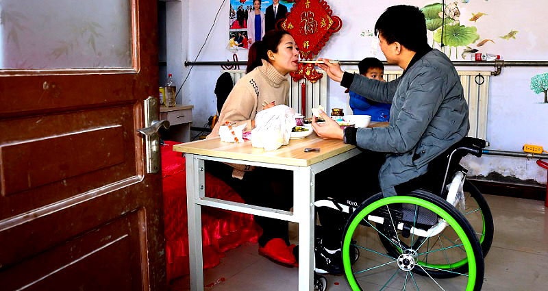 paralyzed chinese man and his wife