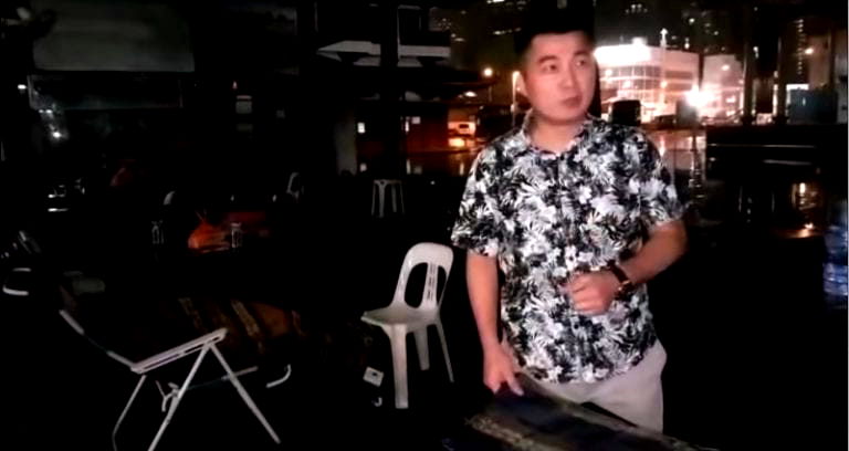 Singaporean Restaurant Owner Helps Homeless People By Giving Out Blankets on Winter Nights