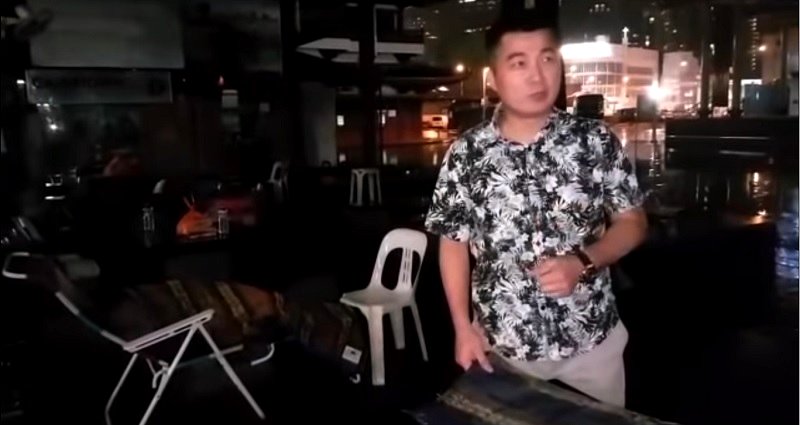 Singaporean Restaurant Owner Helps Homeless People By Giving Out Blankets on Winter Nights